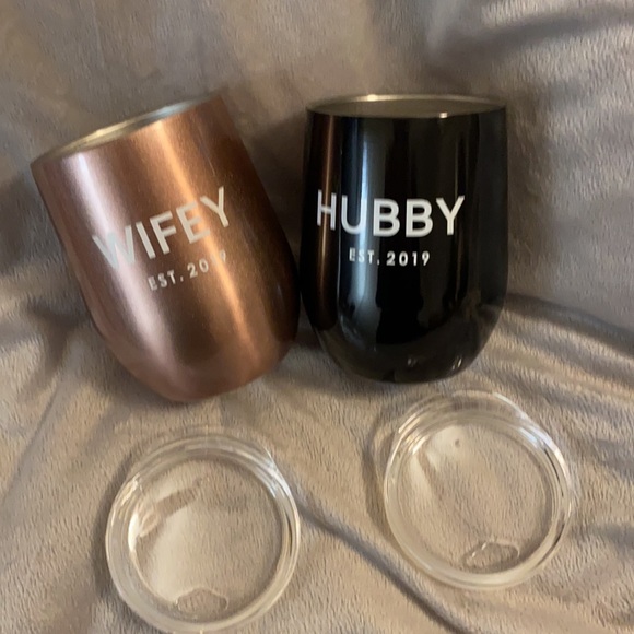 NWT Set of 2 Wine Tumblers with Lids Wifey & Hubby - Picture 7 of 9